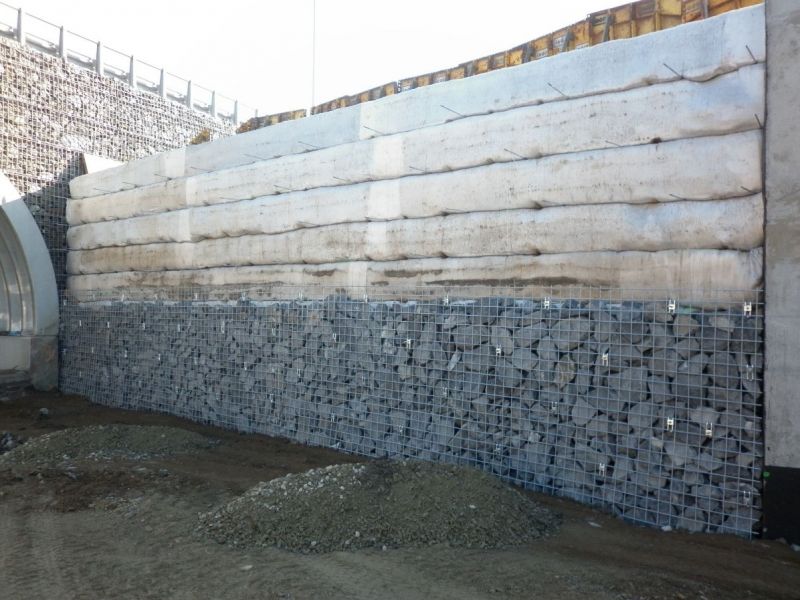 Installation of retaining walls in passive facing system (PS)